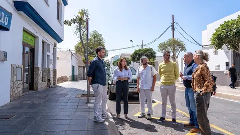 Las autoridades, junto al local