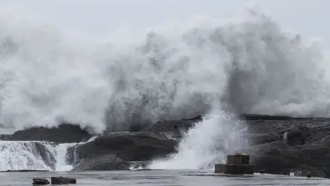 Canarias activa la alerta máxima por fenómenos costeros y mantiene la alerta por viento y lluvias ante el paso de la borrasca Emilia