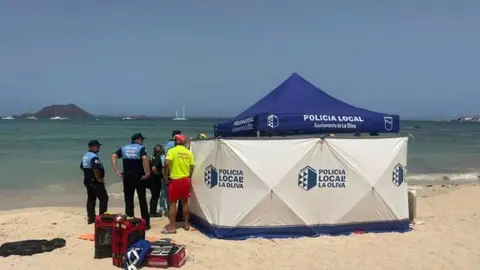 Fallece un hombre de unos 60 años tras ser rescatado del mar en Corralejo Viejo