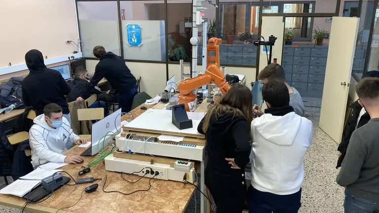 Alumnos de Formaci&oacute;n Profesional dise&ntilde;an su proyecto en el aula