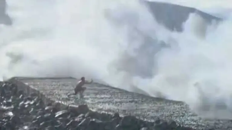 Un joven intenta sacar una  foto demasiado cerca de la costa con fort&iacute;simo oleaje
