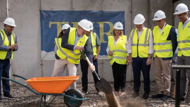 Fernando Clavijo coloca la primera piedra de 77 viviendas públicas en La Oliva