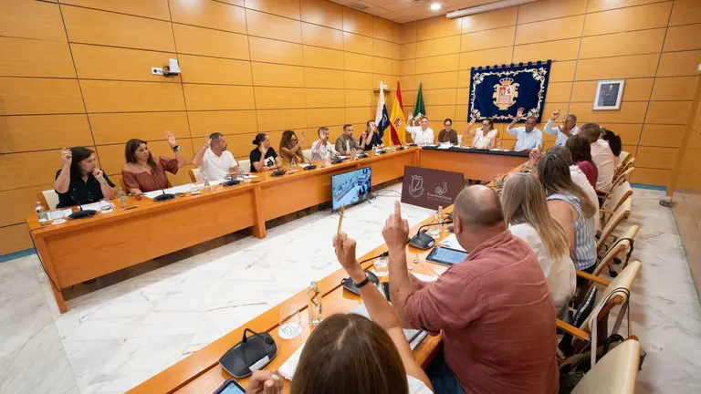 El Pleno del Cabildo reclama que se declare de interés público la línea marítima con Cádiz