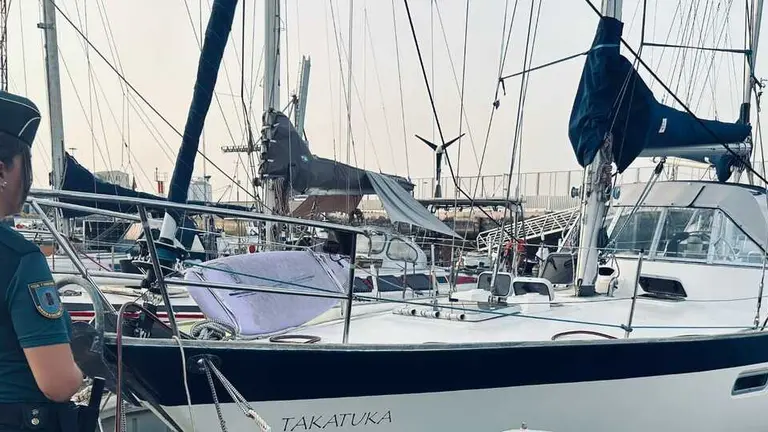 La Guardia Civil inmoviliza una embarcación en Puerto del Rosario por un presunto vertido en el muelle