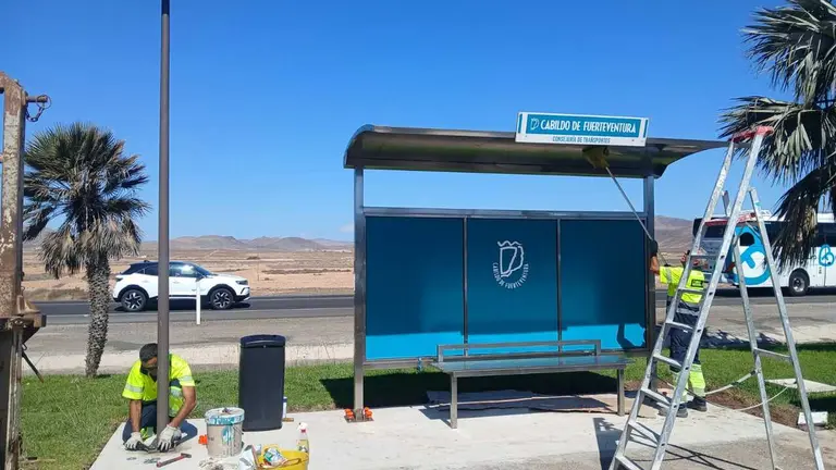 El Cabildo de Fuerteventura licita nuevas marquesinas y mejora otras 250 infraestructuras de la red de transporte