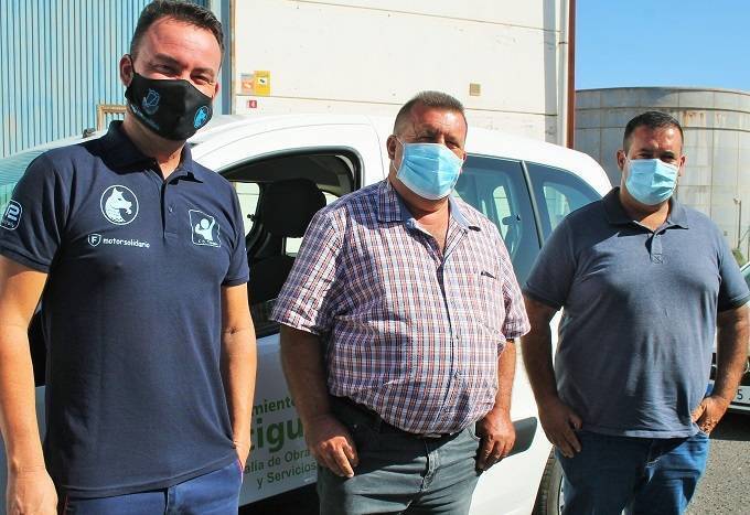 Coordinador-motor-solidario- junto al alcalde y concejal de Antigua-pix