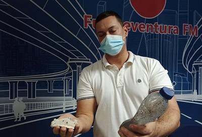 Cristian Martín con los objetos lanzados presuntamente por los alumnos del CEIP Millares Carló