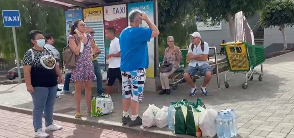 GEnte esperando taxi en CCC