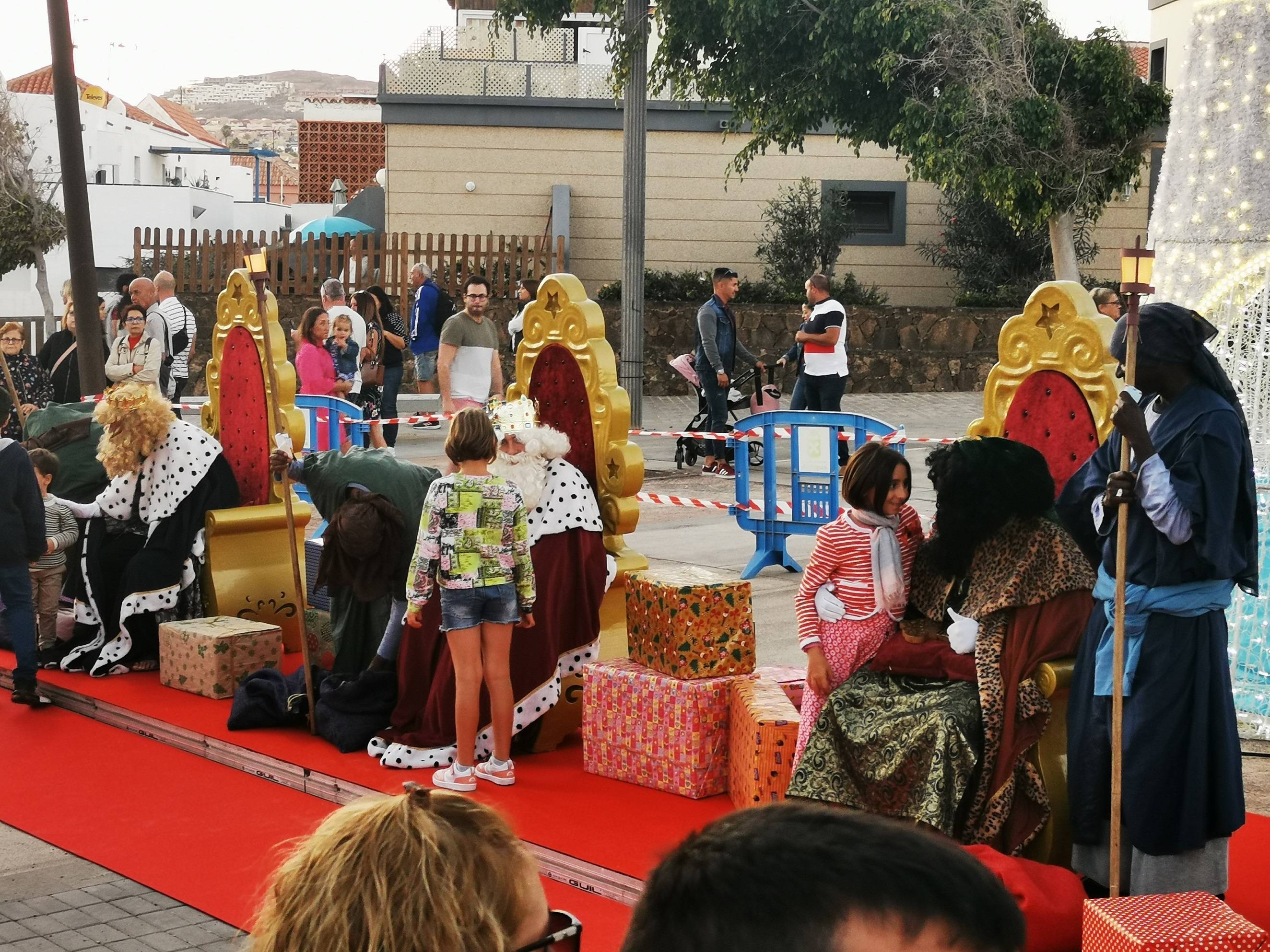 Sus Majestades de Oriente recorren las calles de Antigua y Caleta de Fuste (3)