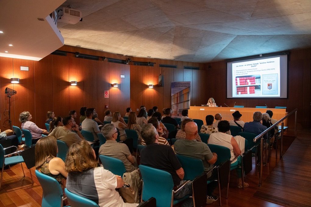 publico-charla-archivo