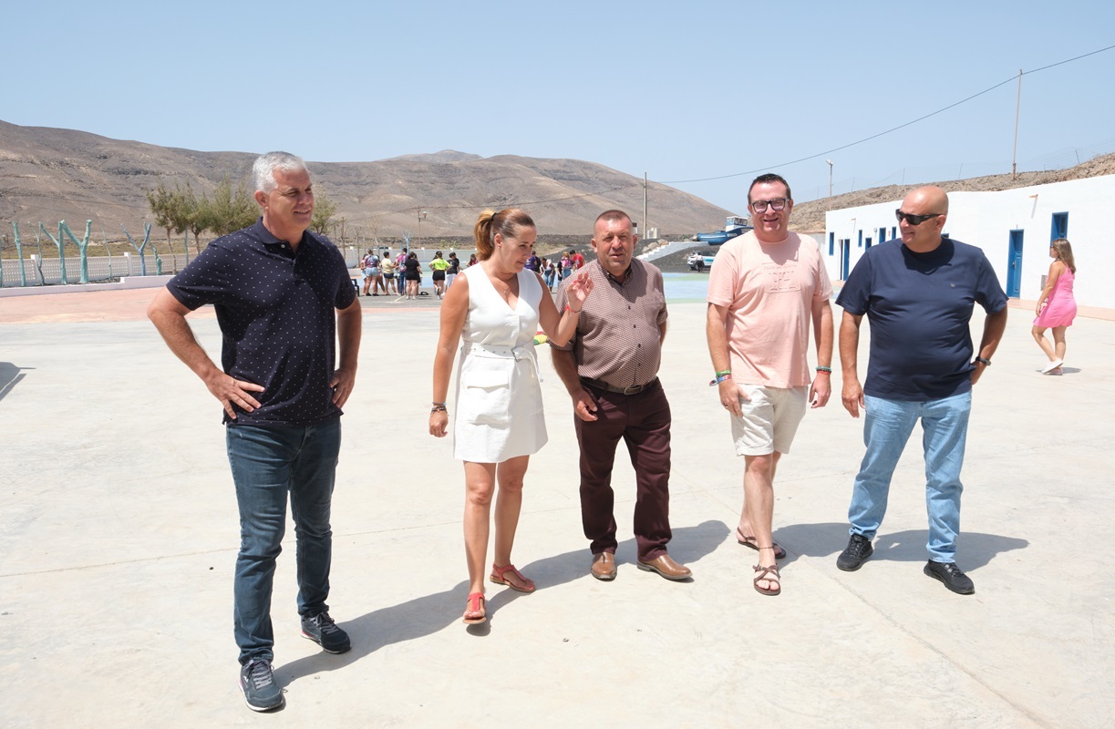 Las autorides con la presidenta a la cabeza en el albergue de Pozo Negro