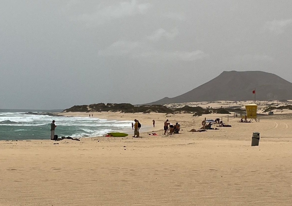 Caseta cerrada y bañistas