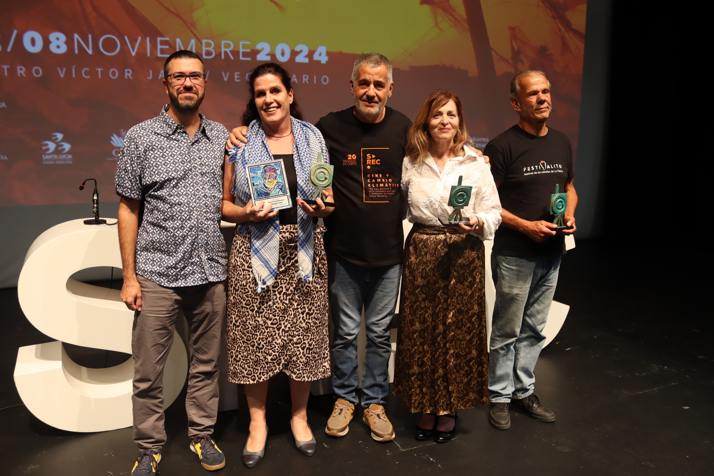De iz a Dcha, Jonay García, Estela Cedrún, Agustín Domínguez, Obdulia Almeida y Junior Melo con los 'Camaritos' recibidos