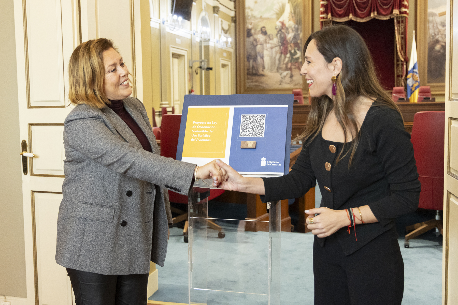 Jessica de León entrega el proyecto de Ley a la presidenta del Parlamento, Astrid Pérez