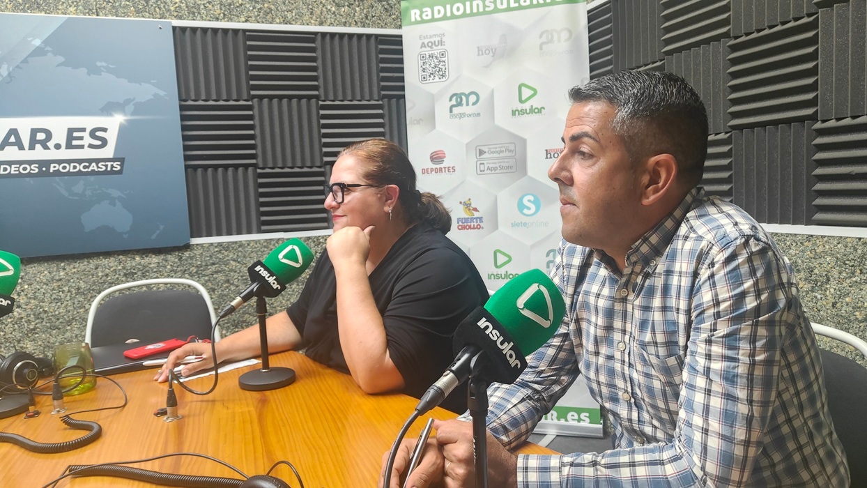 Candelaria Umpiérrez y Jonathan Peña, durante la entrevista