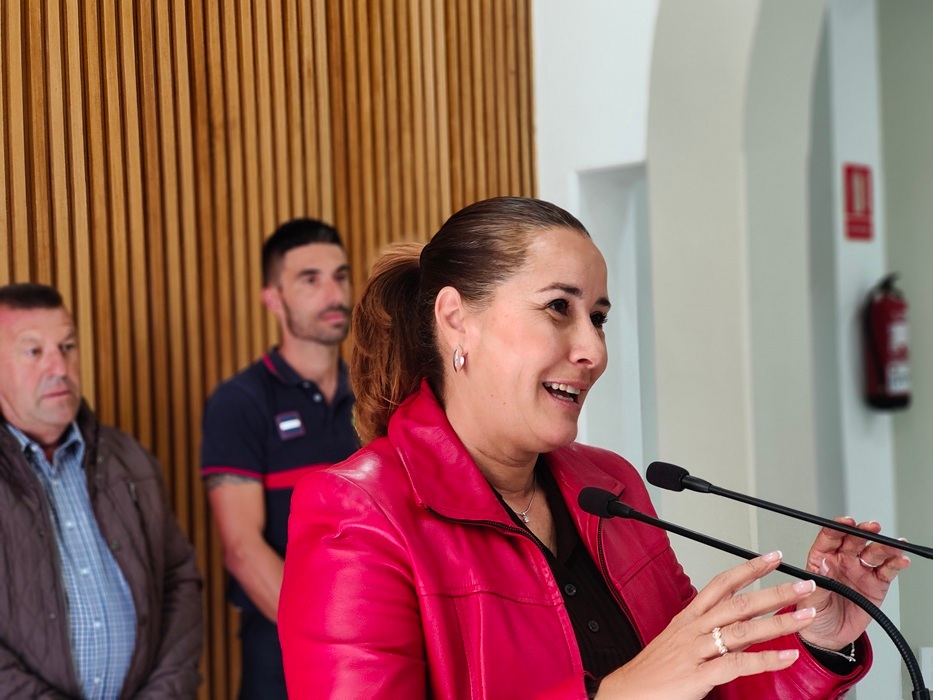 Lola ante los medios plano primera