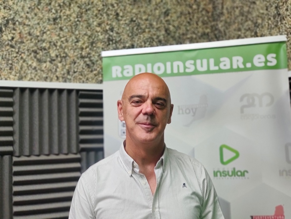 Miguel Felipe Rastrero de pie