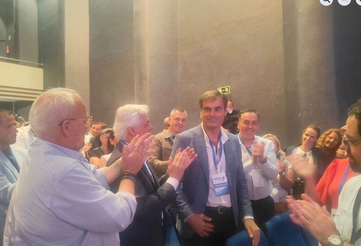 Fernando recibe aplauso de compañeros
