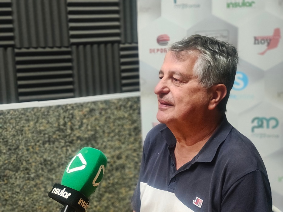 Carlos Vera de lado