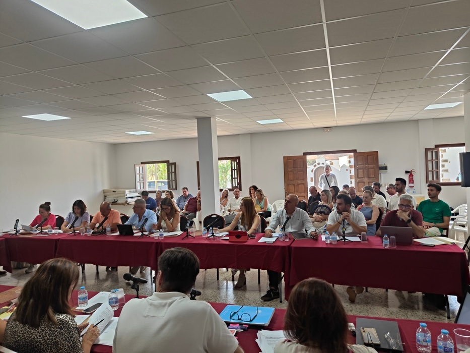 Pleno y detrás