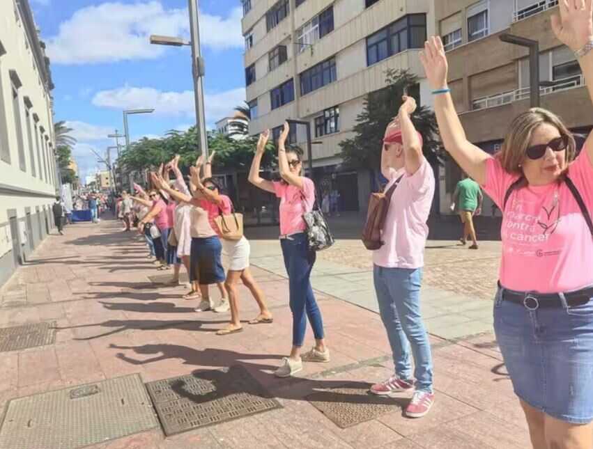 imagen Cadena Humana Rosa
