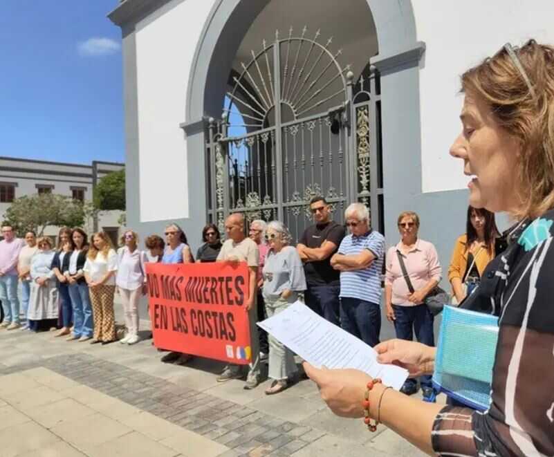 Entre Mares, en una de las concentraciones habituales cuando mueren migrantes en la ruta canaria