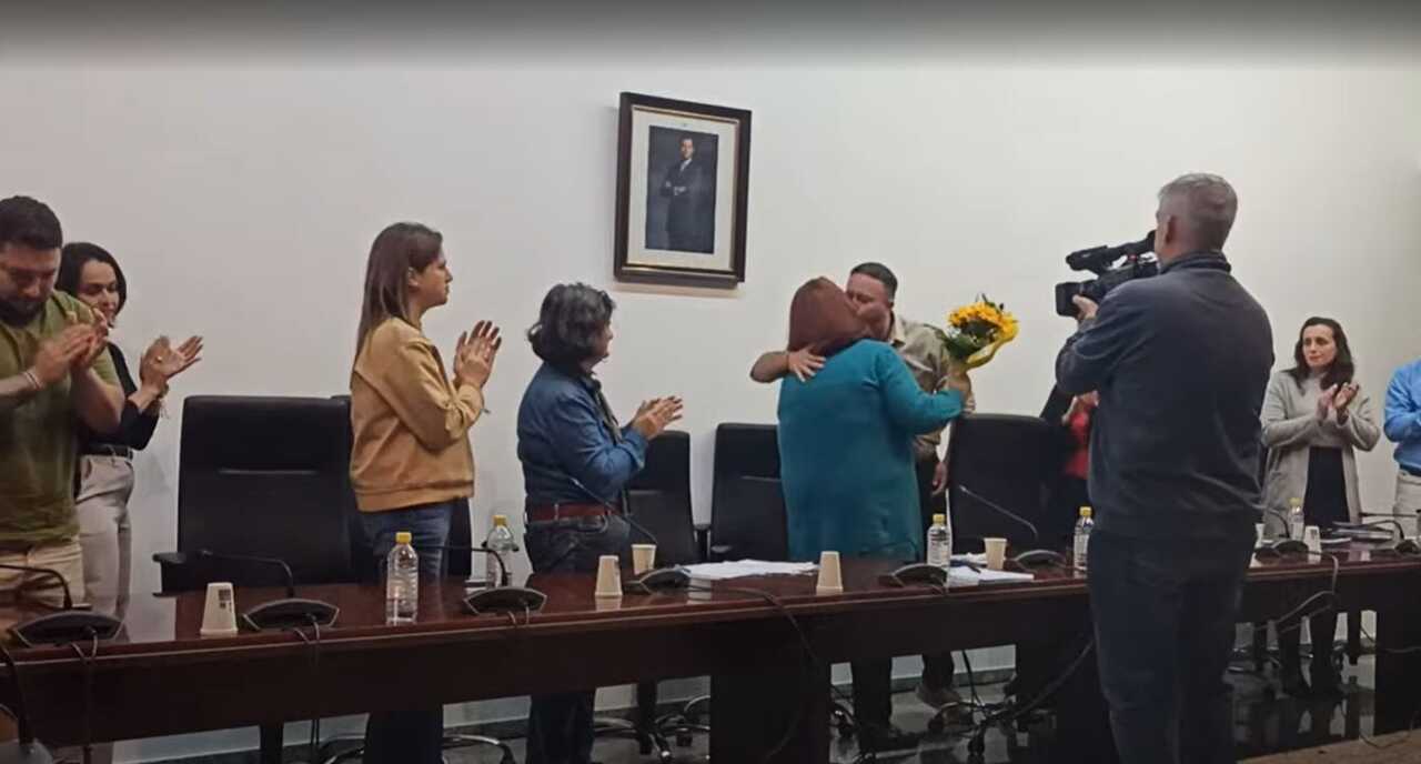 Candelaria abraza a su sucesor David Herrera