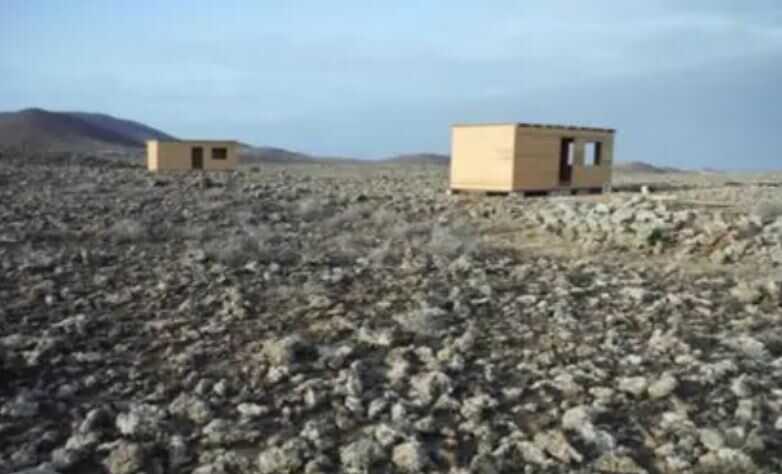 Contenedores en suelo rústico