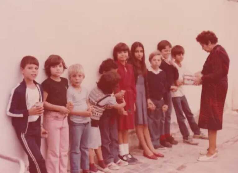 Escuela hogar, alumnos y profesora