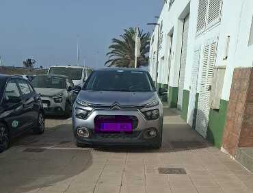 Coches en las aceras