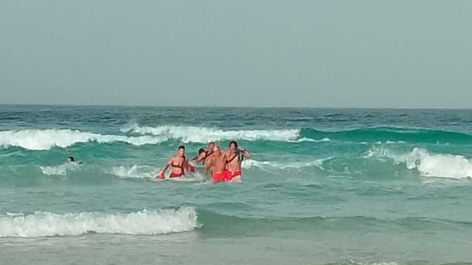 Doble rescate acuático en Grandes Playas y Los Lagos de El Cotillo: "Si no es por ellos, de ésta no salía"